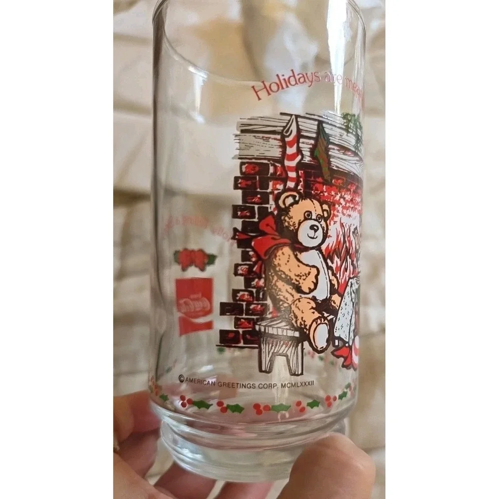 Vintage HOLLY HOBBIE Christmas Glass Coca Cola Holly Telling A Story Bear‎